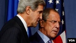 터키 접경 마을 수루크에서 촬영한 시리아 도시 코바니. 붉은 선들은 예광탄의 궤적이다.
