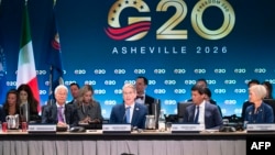 在北卡罗来纳州阿什维尔举行的二十国集团(G20)财长和央行行长会议上，美国财政部长斯科特·贝森特(前排右三)正在发言，在他左侧的是美国联邦储备委员会主席凯文·沃什。(2026年8月31日)