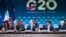 在北卡罗来纳州阿什维尔举行的二十国集团(G20)财长和央行行长会议上，美国财政部长斯科特·贝森特(前排右三)正在发言，在他左侧的是美国联邦储备委员会主席凯文·沃什。(2026年8月31日)