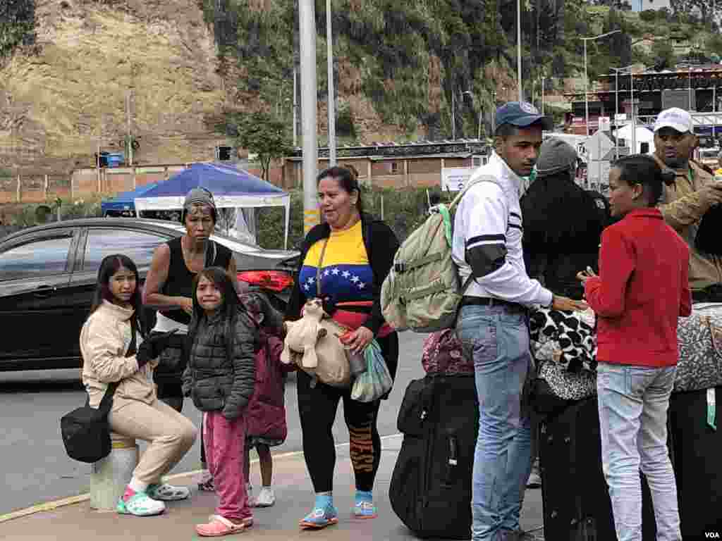 Venezolanos cruzan la frontera entre Ecuador y Colombia en busca de nuevas oportunidades. (Foto: Alejandra Arredondo/VOA)