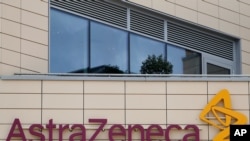 Una vista general de las oficinas de AstraZeneca y el logotipo corporativo en Cambridge, Inglaterra, el sábado 18 de julio de 2020. 