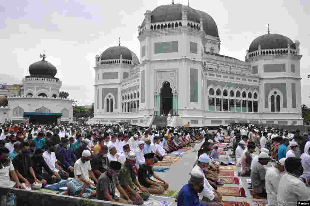 Waislamu wasofuata masharti ya kutokaribiana katika msikiti wa Medan, Sumatra kaskazini, Indonesia