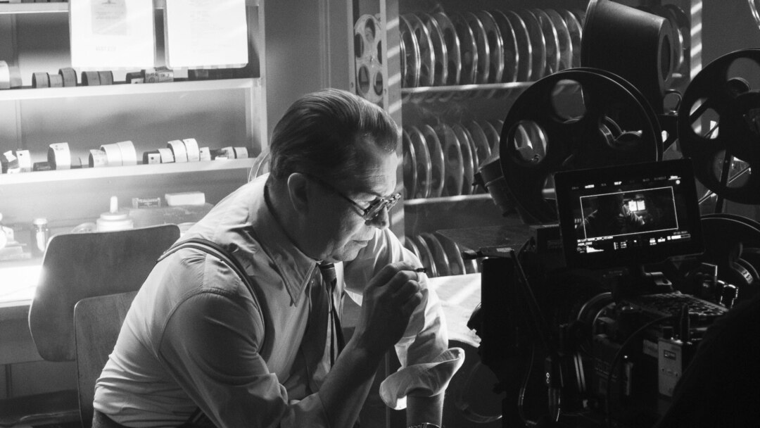 Geri Oldman kao Herman Menkijevic u sceni iz filma "Menk". Foto: Netfliks