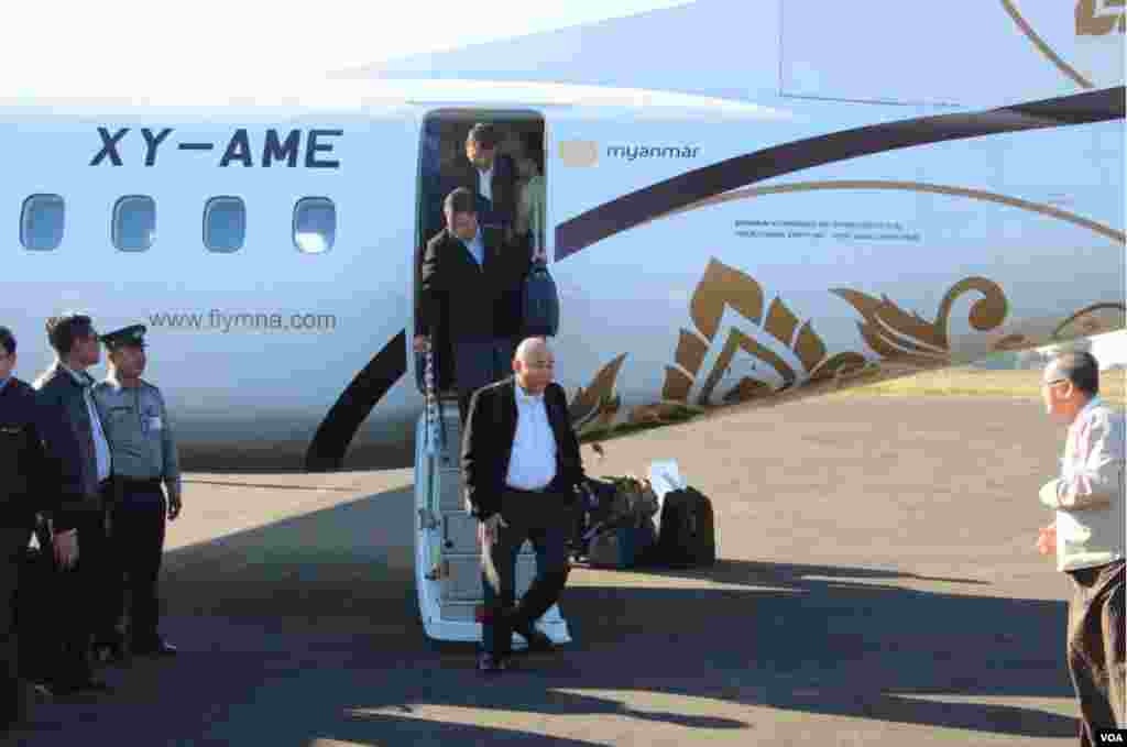 စစ်တွေလေဆိပ်တွင် တွေ့ရသည့် ပြည်ထောင်စု ဒုဝန်ကြီးနှင့် တာဝန်ရှိသူများ