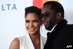 (FILE) Penyanyi dan model Cassie Ventura (kiri) dan maestro rap P Diddy (alias Sean Combs) tiba di pesta tradisional Clive Davis pada malam Penghargaan Grammy Tahunan ke-60 di New York, 28 Januari 2018. (Jewel SAMAD / AFP)