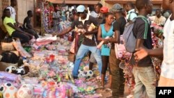 Des habitants sur le marché de Bangui, en Centrafrique, le 23 décembre 2015.