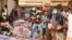 Des habitants sur le marché de Bangui, en Centrafrique, le 23 décembre 2015.
