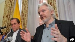 El británico Julian Assange permanece refugiado en la embajada de Ecuador en Londres desde junio de 2012.