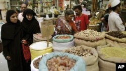 Shoppers at a market in Ahmadabad, India, Wednesday, Dec. 5 , 2012. The UN says Global food commodity prices dropped 1.5 percent in November 2012. (AP)