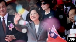 台灣總統蔡英文在總統府前的國慶慶祝活動中揮手致意。 （2019年10月10日）