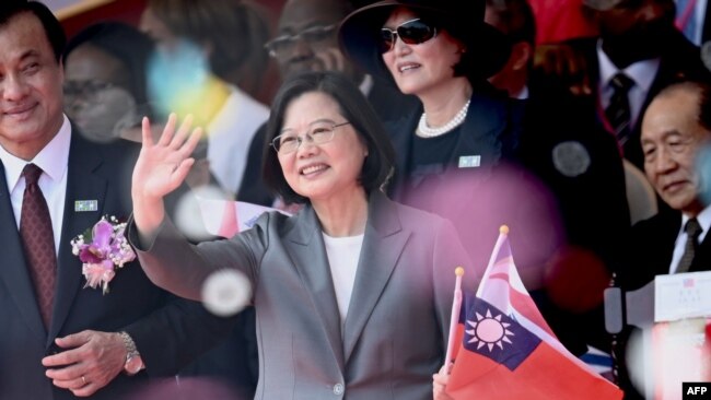 台湾总统蔡英文在总统府前的国庆庆祝活动中挥手致意。(2019年10月10日)