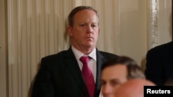 Sean Spicer, alors secrétaire de presse de la Maison Blanche, lors de la conférence de presse conjointe du président américain Donald Trump et du président colombien Juan Manuel Santos à la Maison Blanche, le 18 mai 2017.