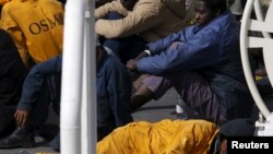 Imigran yang selamat berbaring di geladak kapal penjaga pantai Italia Bruno Gregoretti di Senglea, di Grand Harbour Valletta.(Foto: Reuters)