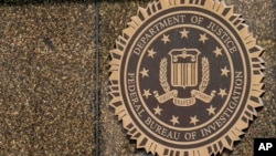 រូបឯកសារ៖ ស្លាកសញ្ញា FBI ​នៅលើអគារ J. Edgar Hoover ត្រូវបានគេឃើញនៅក្នុងទីក្រុងវ៉ាស៊ីនតោន។ 