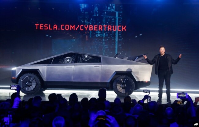 FILE - CEO Tesla Elon Musk memperkenalkan Cybertruck di Hawthorne, California, 21 November 2019. (AP/Ringo H.W. Chiu)