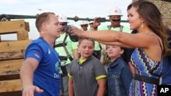 Nik Wallenda, dan istrinya Erendira (kanan) beserta kedua anak mereka (foto: dok).