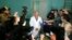 Anatoliy Kalinichenko, médecin-chef adjoint de l'hôpital de soins intensifs d'Omsk où est hospitalisé Alexei Navalny, s'adresse aux médias à Omsk, en Russie, le jeudi 20 août 2020. (AP Photo/Evgeniy Sofiychuk)