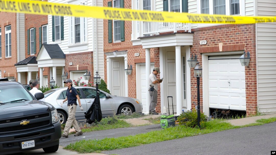Penyelidik AS mengumpulkan barang bukti di rumah Nicholas Young, polisi kereta api AS di Fairfax, Virginia, Rabu (3/8). 