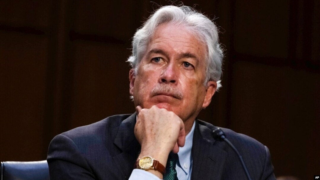 ARCHIVO - El director de la CIA, William Burns, escucha durante una audiencia del Comité Selecto de Inteligencia del Senado sobre amenazas mundiales, en el Capitolio de Washington, el 14 de abril de 2021.