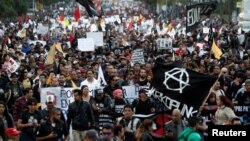 Demonstrators take part on a protest against a fuel price hike in Mexico City, Mexico, Jan. 9, 2017. 