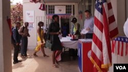 Students from various colleges vote in a mock election at the U.S. Embassy in Lilongwe, Malawi, Nov. 8, 2016. (L. Masina/VOA)