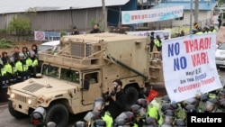 Kendaraan militer AS yang merupakan bagian dari Terminal Sistem Pertahanan Anti Rudal (THAAD) tiba di Seongju, Korea Selatan, 26 April 2017. (Foto: Kim Jun-beom/Yonhap via REUTERS)