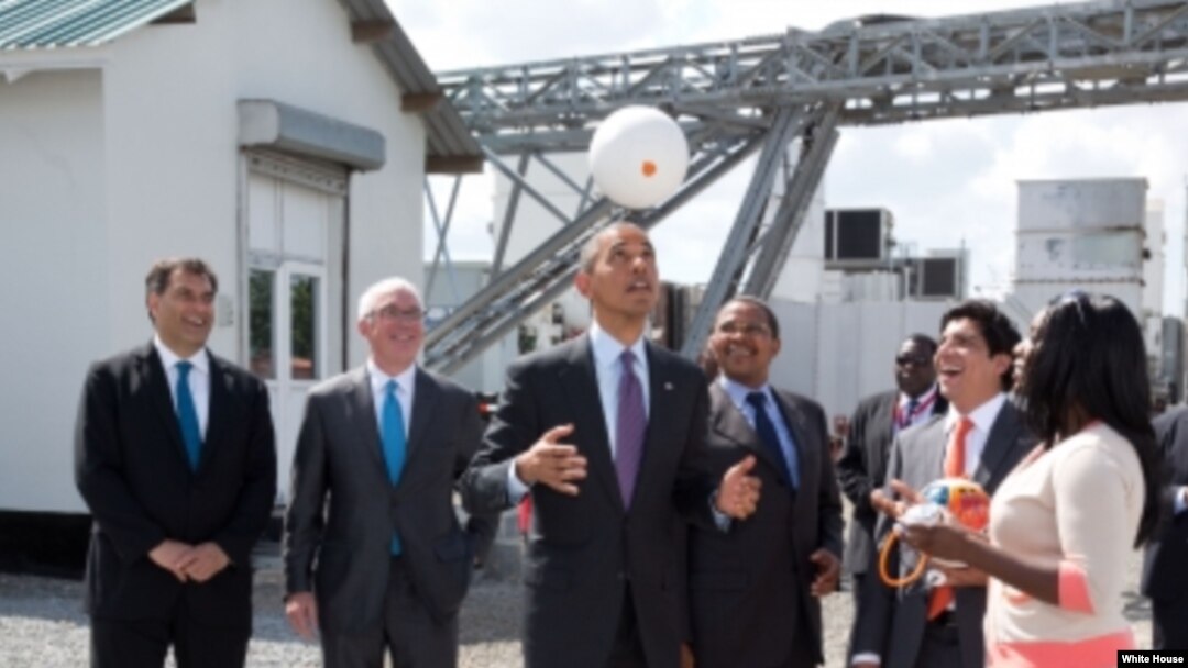 Tổng thống Barack Obama tâng quả bóng phát điện Soccket ball tại nhà máy điện Ubongo Power Plant ở thủ đô Dar es Salaam của Tanzania, ngày 2/7/2013. 