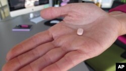 شماری از متخصصان مفاد دوای جدید را کم و زیان آن را بیشتر خوانده اند