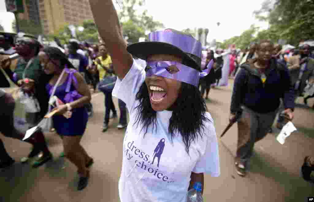 Une kenyane lève la main droite alors qu&#39;elle manifeste avec un groupe d&#39;autres femmes pour la liberté de porter les habits de leur choix, lundi 17 novembre 2014 à Nairobi, Kenya.