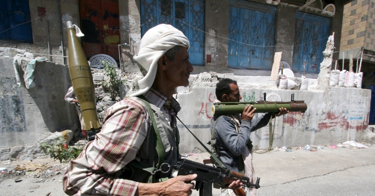 Combattenti nelle strade di Taiz durante il conflitto in Yemen