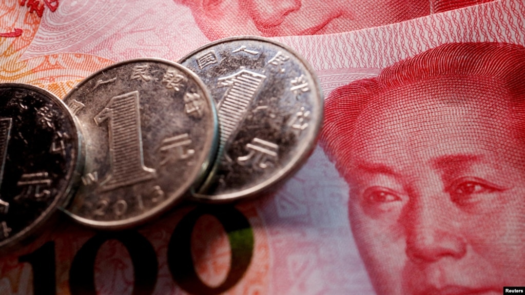 在这张2022年2月24日拍摄的插图照片中，可以看到中国人民币的硬币和纸币。(路透社)(photo:VOA)