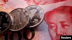 在这张2022年2月24日拍摄的插图照片中，可以看到中国人民币的硬币和纸币。(路透社)