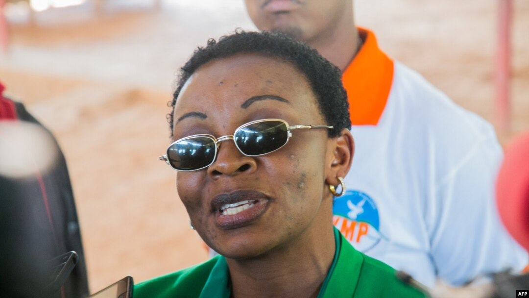 Madamu Victoire Ingabire avugana n'itangazamakuru akimara kurekurwa
