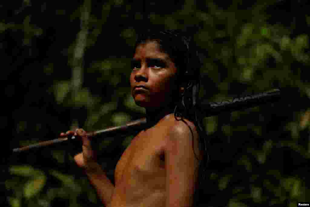 Un indígena llamado Pedro Mura de la tribu Mura mira un área deforestada en tierras indígenas no demarcadas dentro de la selva amazónica cerca de Humaita, estado de Amazonas, Brasil, 20 de agosto de 2019.&nbsp;