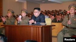 El líder norcoreano, Kim Jong Un, inspeccionó el comando de fuerza estratégica del Ejército en un lugar no especificado en Corea del Norte en esta foto sin fecha divulgada por la agencia de noticias norcoreana el martes, 15 de agosto de 2017.