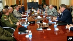 Orgeneral Dempsey, Irak Savunma Bakanlığı'nda, Savunma Bakanı Halit el Ubeydi'yle