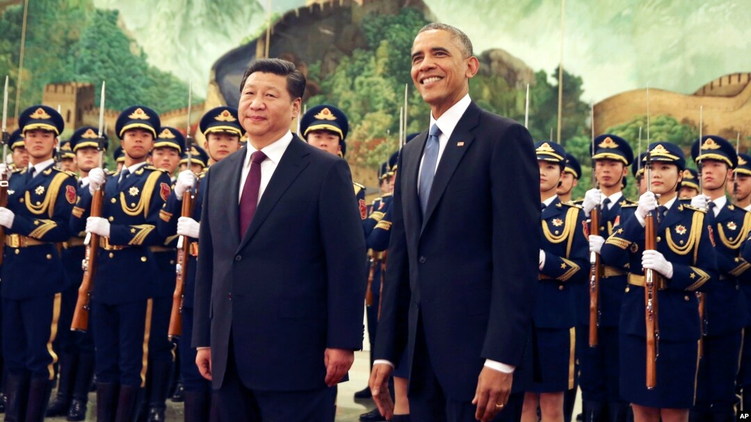 Presiden AS Barack Obama (kanan) dan Presiden China Xi Jinping saat upacara penyambutan kenegaraan di Beijing, China, November tahun lalu (foto: dok).