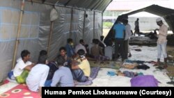 Para pengungsi etnis Muslim-Rohingya di kamp pengungsian di gedung Balai Latihan Kerja (BLK) Kota Lhokseumawe, Aceh, Kamis, 10 September 2020. (Foto: Courtesy/Humas Pemkot Lhokseumawe)