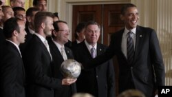 Landon Donovan y David Beckham, junto a sus compañeros, técnicos y directivos del LA Galaxy, fueron saludados por Obama.