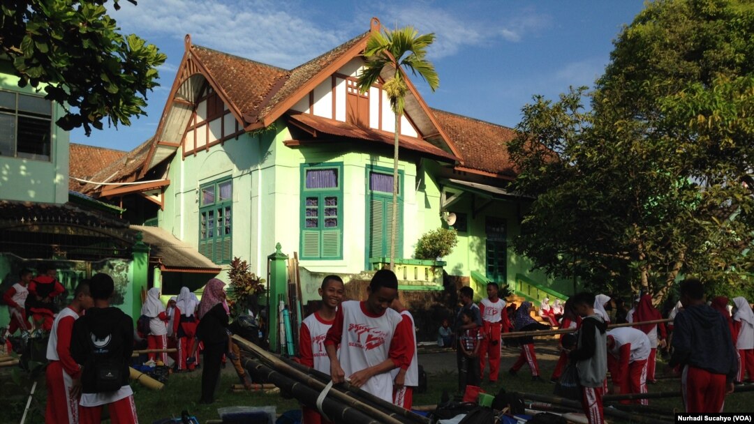 Siswa SMP N 1 Sleman, DI Yogyakarta berkegiatan di sekolah. Seperti yang lain, sekolah ini juga menerapkan zonasi dalam penerimaan siswa baru.