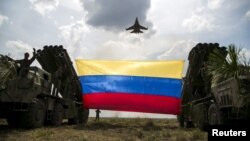 Foto de archivo. Un avión ruso Sukhoi 30 vuela durante unas prácticas militares llamadas Escudo Soberano, en el estado venezolano de Apure, en una foto tomada el 1 de abril de 2015. Este domingo se registró un accidente fatal con una de esas aeronaves. REUTERS/Marco Bello