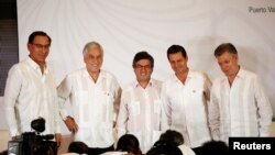 El presidente de Perú Martín Vizcarra, el presidente de Chile Sebastián Piñera, el presidente del Banco Interamericano de Desarrollo Luis Alberto Moreno, el presidente mexicano Enrique Peña Nieto y el presidente colombiano Juan Manuel Santos Calderón posan para una fotografía durante la ceremonia de clausura del 5º Encuentro Empresarial de la Alianza del Pacífico en Puerto Vallarta, Jalisco, México, 23 de julio de 2018. REUTERS / Carlos Jasso -