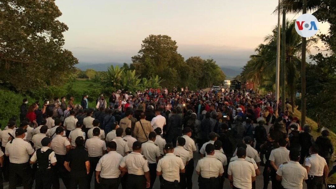 Cientos de migrantes se enfrentaron a autoridades de migración, se negaron de acceder al retorno voluntario o realizar controles migratorios durante la primer caravana migrante de 2022 que salió de Honduras. [Foto VOA, Eugenia Sagastume].
