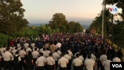 Cientos de migrantes se enfrentaron a autoridades de migración, se negaron de acceder al retorno voluntario o realizar controles migratorios durante la primer caravana migrante de 2022 que salió de Honduras. [Foto VOA, Eugenia Sagastume].