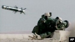 Американские морские пехотинцы производят выстрел из переносного ракетного комплекса Javelin. Ирак (архивное фото)