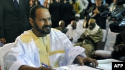 Sidi Brahim Ould Sidati, membre du Mouvement arabe de l'Azawad, signe la version amendée de l'Accord algérien au nom de la Coordination des mouvements de l'Azawad (CMA) à Bamako, le 20 juin 2015.