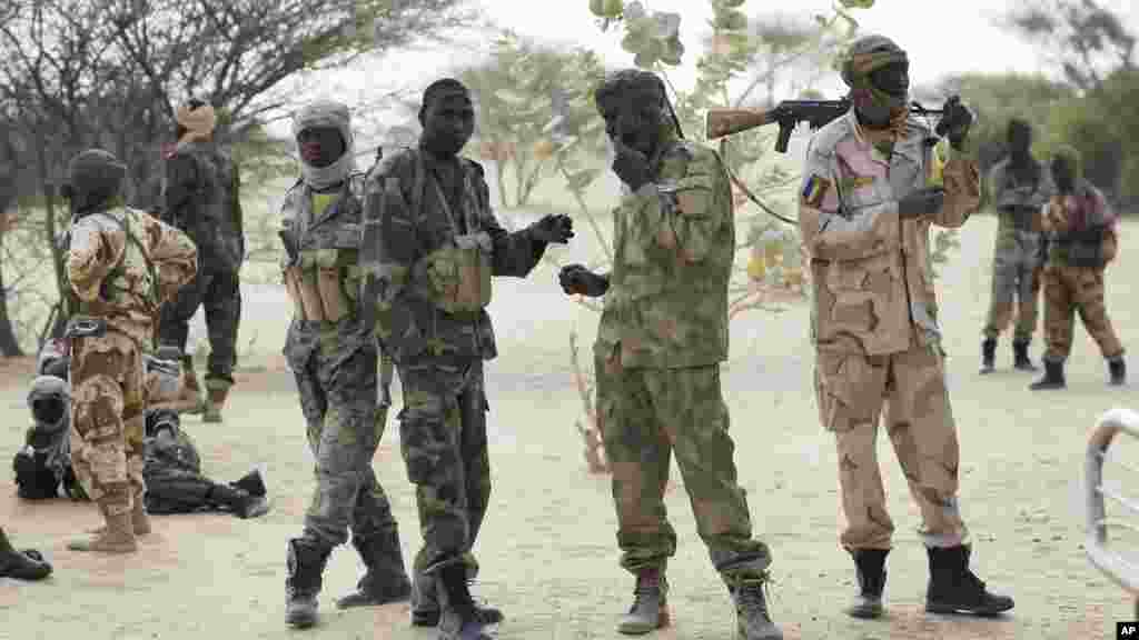 Des troupes tchadiennes stationnées près de la frontière soudanaise près du lac au Tchad à Baga Sola, le 6 mars 2015.