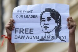 Un manifestante pide la liberación de la líder Aung San Suu Kyi durante una protesta en Rangún, Birmania, el 8 de febrero de 2021.