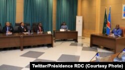 Ba Ministres ba Yambo ya kala Samy Badibanga (G), Mabi Mulumba (2e G) na Singa Udju (3eG) na bokutani na président Félix Tshisekedi na Palais de la nation na Kinshasa, RDC, 6 novembre 2020, (Twitter/Présidence RDC) 