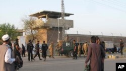 Tentara Pakistan dan para petugas keamanan lainnya berjaga di sekitar penjara di Bannu, 170 kilometer selatan Peshawar, Pakistan, 15 April 2012. (Foto: dok). 